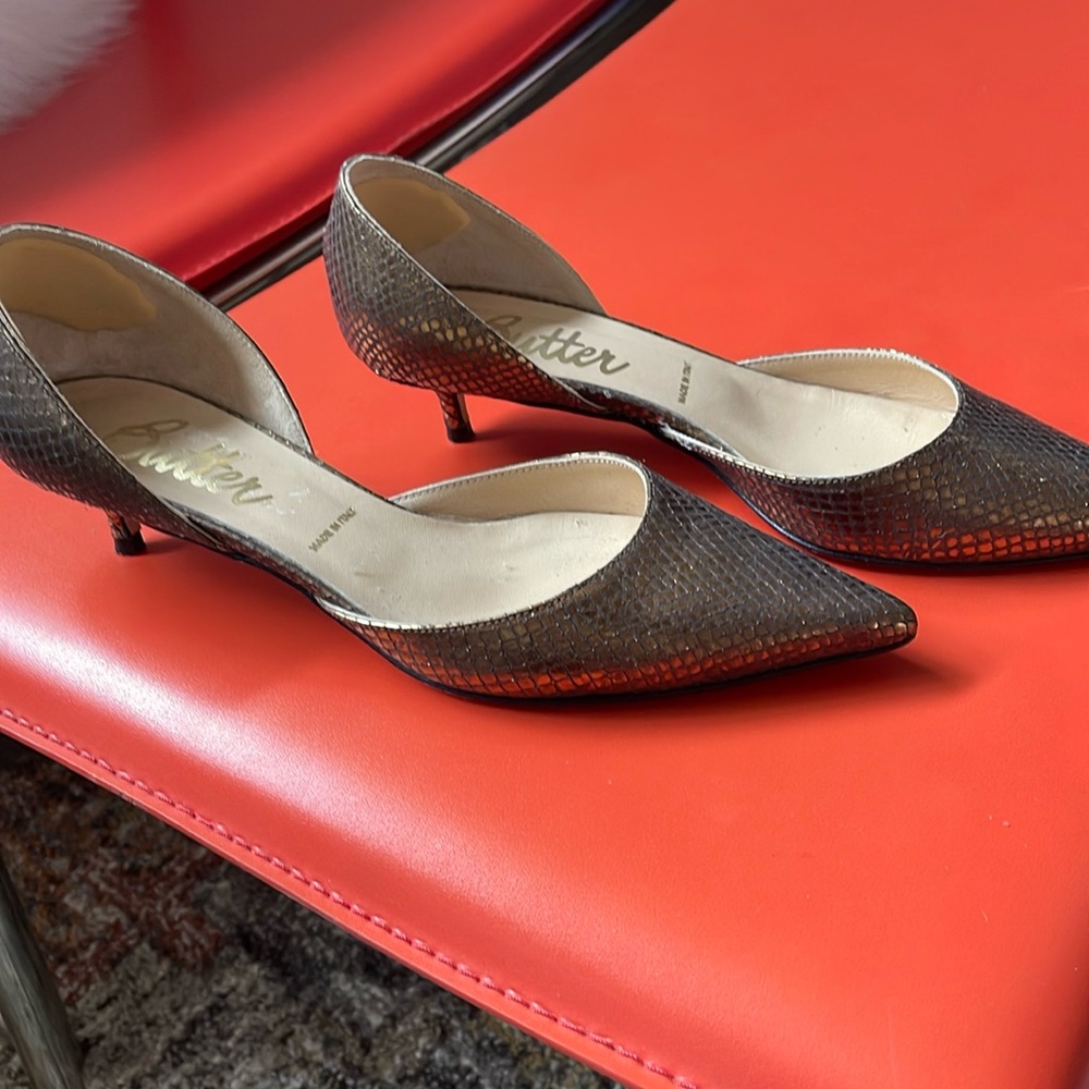 1332. Butter Made in Italy Pointed Kitten Heels 7.5 Leather